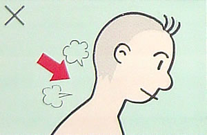 首の後ろをはたく?